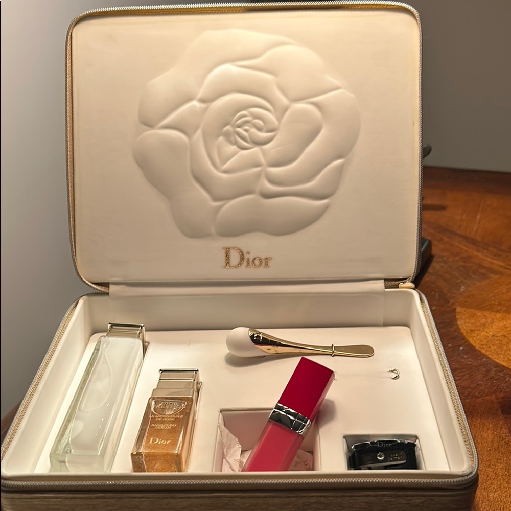 Dior Beauty Set In Beautiful Gold Zippered Case New Full inclusion w/ Dior Box